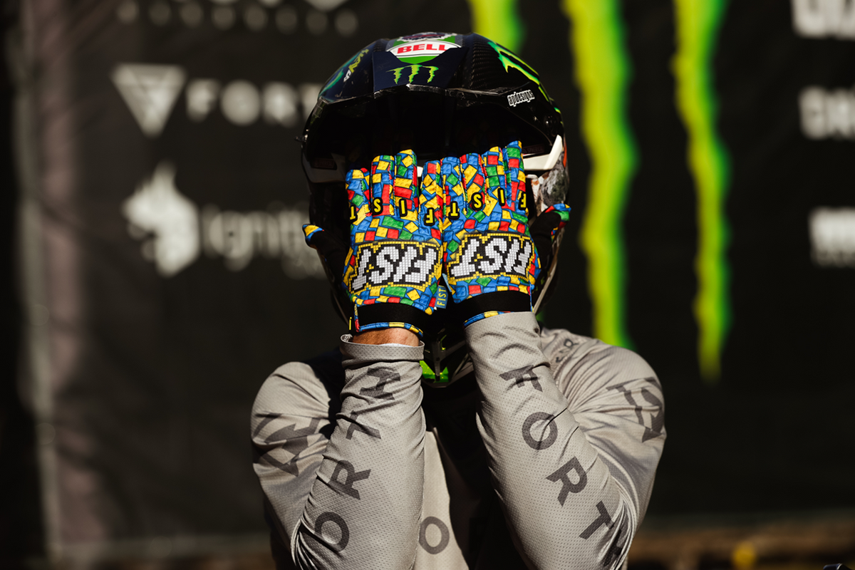 Fist Handwear Strapped Build Gloves